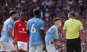 Keane phản pháo Neville vụ Bruno bẫy thẻ Foden