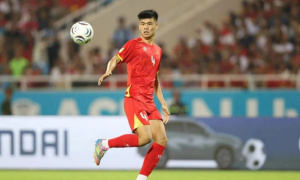 Hai VĐV cầm Quốc kỳ Việt Nam tại khai mạc ASIAD 20