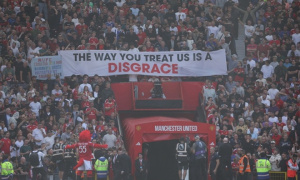 Sir Ratcliffe phải vào Old Trafford bằng cửa sau giữa lúc CĐV Man Utd biểu tình
