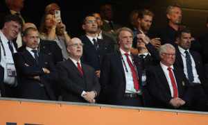 Fan MU biểu tình dữ dội, Ratcliffe phải lén vào Old Trafford