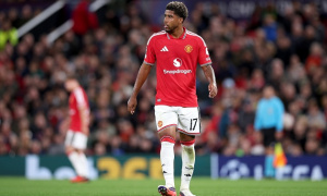 Rooney chỉ trích Carrick lãng phí 50 triệu bảng