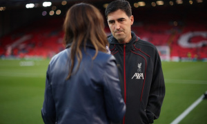 Liverpool hụt hơi, HLV Iraola tính tới phiên chợ Đông