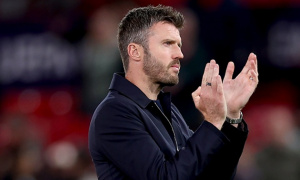 Đội hình lệch lạc đẩy Michael Carrick vào thế khó ở Man United