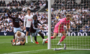 Jackson lập công, Aston Villa đẩy Tottenham chìm sâu vào khủng hoảng