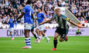 Chịu 18 cú sút hiệp hai, Newcastle vẫn hạ Hull City 2-1