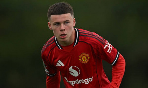 Rooney nhắn nhủ con trai trên đường thăng tiến ở MU