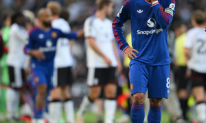 Neville mắng MU 'thảm hại' vì màn đi bộ trước Fulham