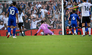 Joe Hart bảo vệ Senne Lammens sau bàn thua tai hại của MU