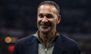 Gullit chê Chelsea, Liverpool có tiền nhưng mua sắm kém