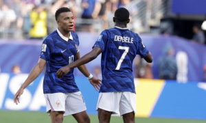 Upamecano đứng ngoài cuộc tranh cãi giữa Mbappe và Dembele
