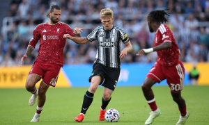Gia hạn Newcastle, Hall coi tin đồn về MU là lời khen