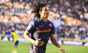 Arsenal tranh tiền vệ Gjivai Zechiel với Chelsea