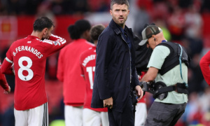 Carrick và Holland có 19 ngày để cứu Man Utd