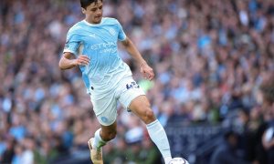 Chelsea theo sát trung vệ Khusanov của Man City