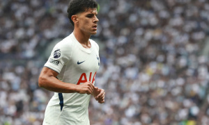 Lewis-Skelly gọi tân binh Tottenham là đối thủ khó nhằn nhất
