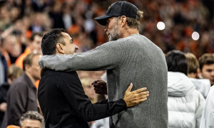 Klopp ôm Xavi ngày ra mắt bóng đá quốc tế