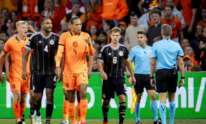 Van Dijk lao vào chất vấn trọng tài sau bàn thua của Hà Lan