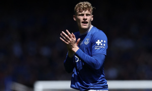 Liverpool phá bĩnh Man Utd vụ Jarrad Branthwaite