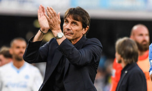 Hàng thủ vỡ vụn, Man Utd cần sa bàn 3 trung vệ của Conte