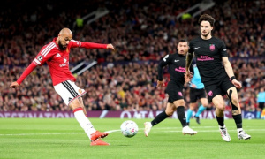 Carrick nên học Morocco cách dùng Mazraoui ở cánh trái