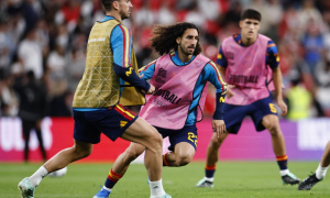 CĐV Anh chế giễu Cucurella sau sự cố tại Wembley