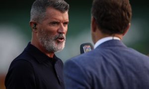 Roy Keane khuyên cầu thủ Man City vứt huy chương vào sọt rác