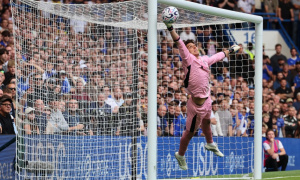 Tottenham và Liverpool tranh mua Tzolakis