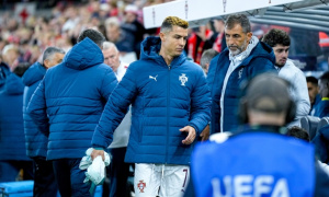Từ Ten Hag đến Jesus, Ronaldo tự hủy hoại chặng cuối sự nghiệp