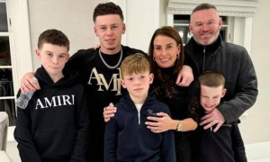 Con trai Wayne Rooney khóc nức nở khi bị Everton loại