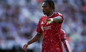 Lý do Zidane mê mẩn hòn đá tảng Jeremy Jacquet của Liverpool
