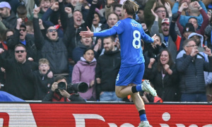 Chelsea dẫn đầu cuộc đua chiêu mộ tiền vệ Alex Scott