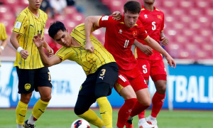 Thua Malaysia, HLV Kim Sang Sik động viên tuyển Việt Nam