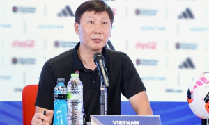 HLV Kim Sang-sik phải gấp rút vá lỗi cho tuyển Việt Nam