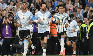 Truyền thông khen ngợi Martinez ngày Messi giã từ ĐTQG