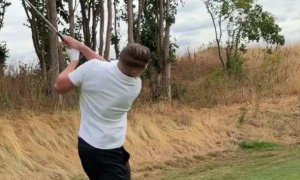Đánh golf thảm họa, Gyokeres bị Ben White trêu đùa