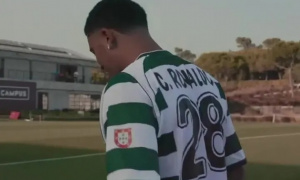 Jadon Sancho mặc áo đấu Ronaldo trong lúc tìm bến đỗ mới