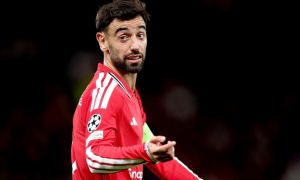 HLV Carrick xếp Bruno Fernandes đá 'số 9 ảo'
