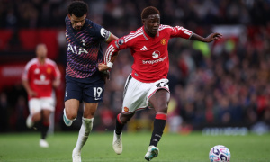 Neville và Redknapp chê trách hàng tiền vệ MU
