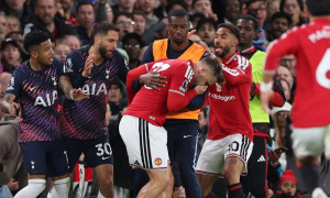 De Zerbi hôn Bentancur sau thẻ đỏ trước Man Utd