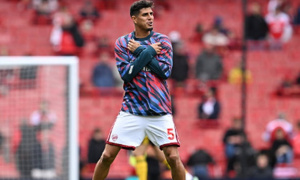 Hincapie rời sân trên cáng sau trận thắng của Arsenal