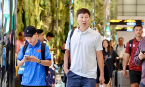 HLV Kim Sang Sik về quê nhà nghỉ ngơi sau FIFA ASEAN Cup
