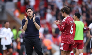 Carragher thúc giục Iraola biến Anfield thành 'vũ khí' tinh thần