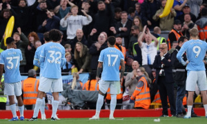 Neville gọi tiếng la ó nhắm vào Man City là điều tàn nhẫn