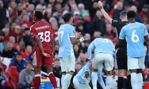 Carragher gọi thẻ đỏ của Gravenberch là quyết định gây sốc