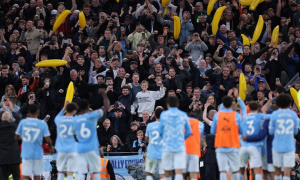 Giải mã biểu tượng chuối bơm hơi của fan Man City tại Anfield