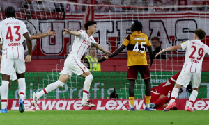 Ngôi sao Nhật Bản đưa Freiburg lên đỉnh Bundesliga