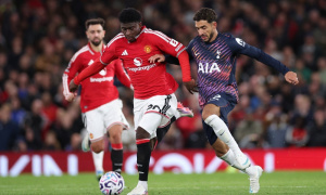 Đá trận đầu, Baleba đã ghi điểm với CĐV Man Utd