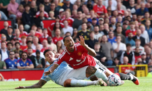 Lời cảnh báo đắt giá của Carragher cho tuyến giữa MU
