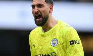 Donnarumma tranh cãi nảy lửa với fan Liverpool trong đường hầm