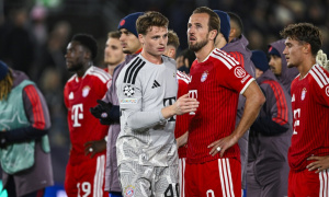 Olise nhận thẻ đỏ, Bayern mất điểm ngay phút 90